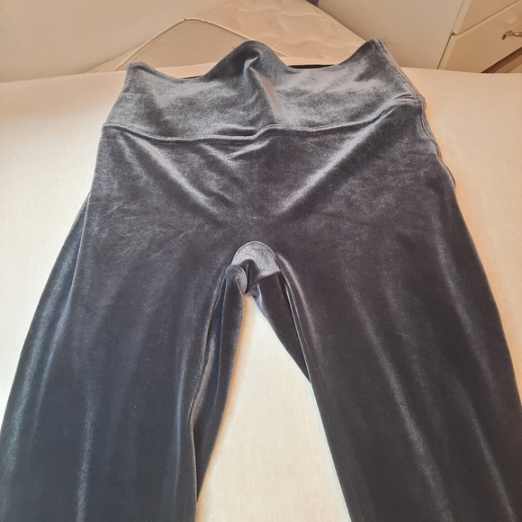 SPANX Velvet Leggings. SZ M - Picture 7 of 11